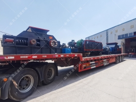 1200*1200雙齒輥破碎機，兩臺900*900軌道移動雙齒輥破碎機發(fā)往云南